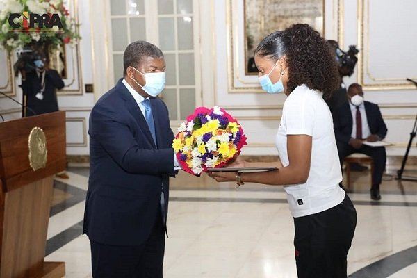 CAMPEÃS AFRICANAS DE ANDEBOL HOMENAGEADAS NO PALÁCIO PRESIDENCIAL 