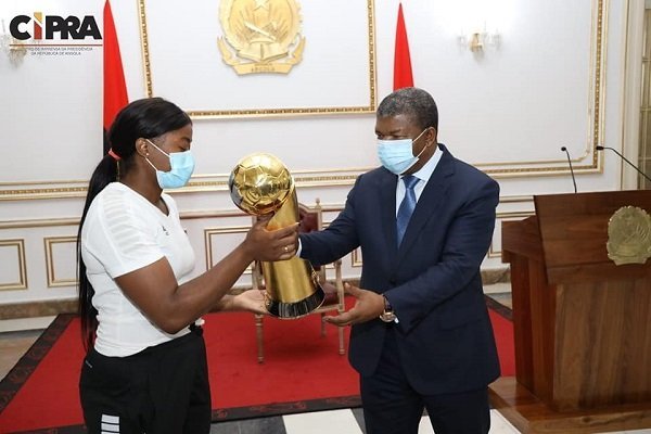 CAMPEÃS AFRICANAS DE ANDEBOL HOMENAGEADAS NO PALÁCIO PRESIDENCIAL 