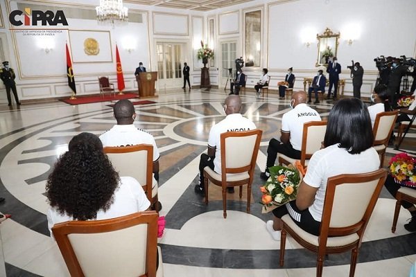 CAMPEÃS AFRICANAS DE ANDEBOL HOMENAGEADAS NO PALÁCIO PRESIDENCIAL 