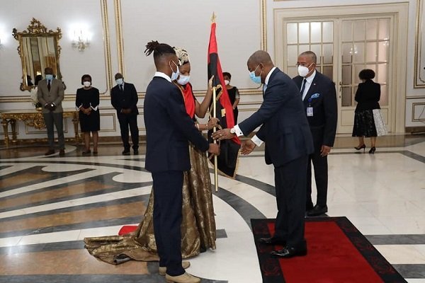 PRESIDENTE ENTREGA BANDEIRA À MISSÃO OLÍMPICA QUE SEGUE VIAGEM AO JAPÃO