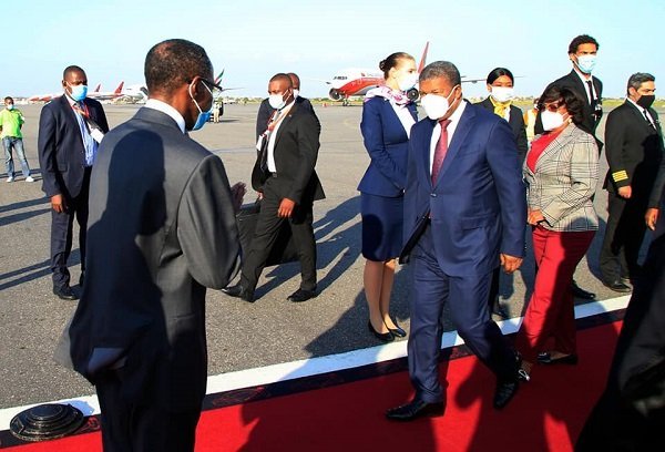 PRESIDENTE DA REPÚBLICA JÁ EM LUANDA DEPOIS DA VISITA A FRANÇA