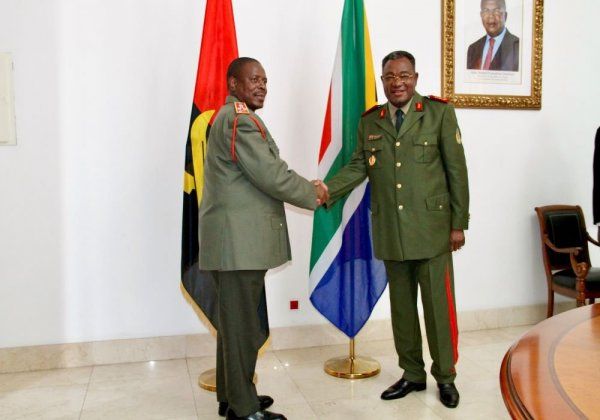 Chefe da Força de Defesa da República da Africa Sul Recebido Pelo Chefe de Estado Maior das FAA General de Exército António Egídio de Sousa Santos
